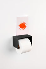 Charger l'image dans la galerie, black toilet paper holder, sleek  minimalist design. Made from powder coated stainless steel. black toilet paper holder in nice design where you can put things on top like a phone or candle or some small accessories.