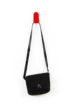 Charger l'image dans la galerie, red wall hook with blue purse